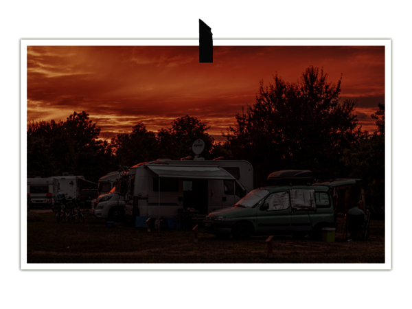 Wohnmobile auf dem Campingplatz Johannisberg beim Sonnenuntergang
